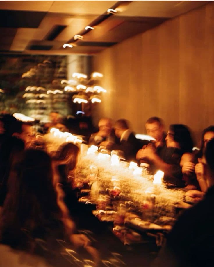 Convivialité lors d’une soirée de rencontre à Paris