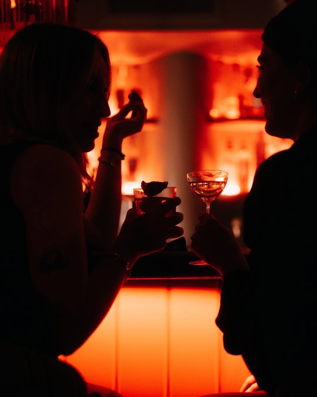 Deux femmes prenant un verre lors d’une soirée célibataire à Paris